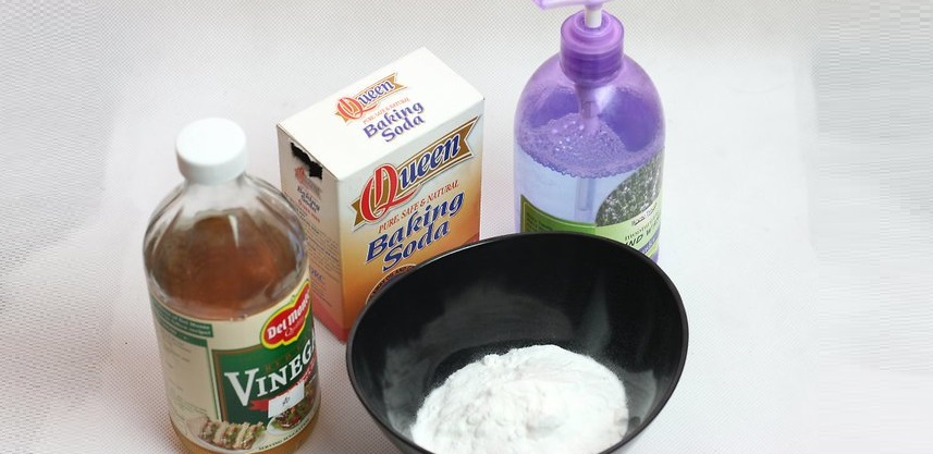 zmieszaj mydło w płynie z sodą oczyszczoną