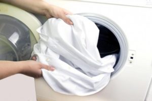 כביסה של חולצה במכונת הכביסה