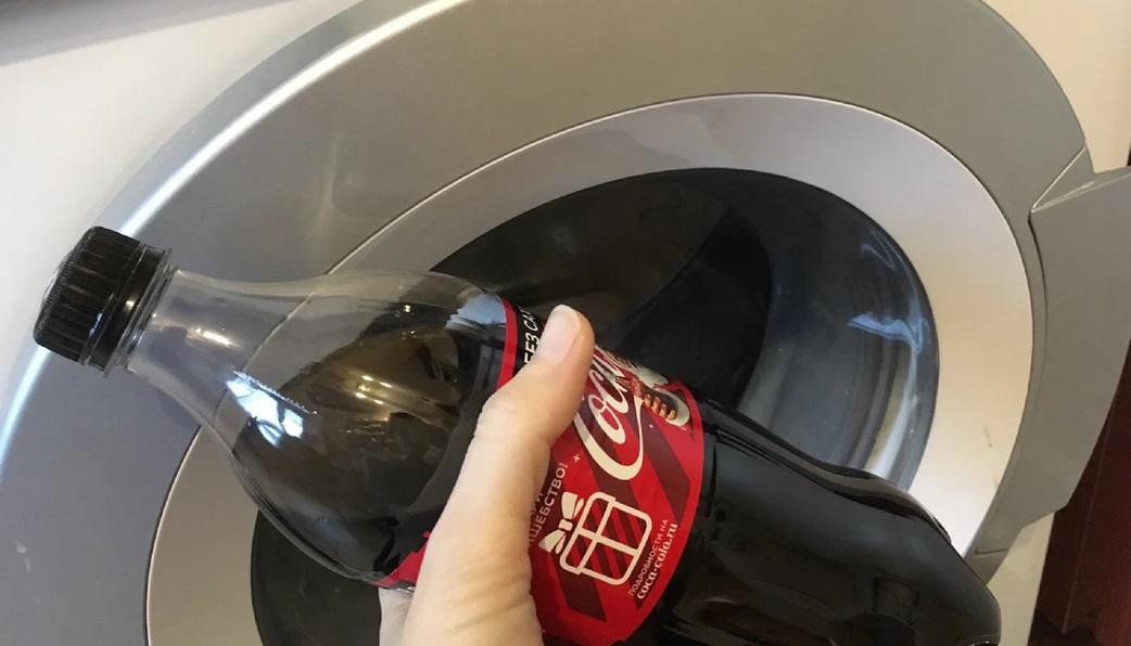 cleaning the washing machine with Coca-Cola