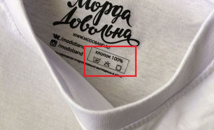 leggere le informazioni sull'etichetta della maglietta