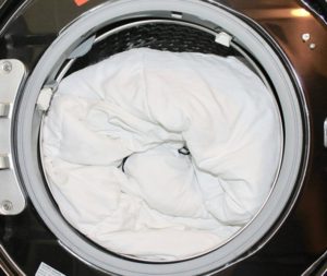 Hoe stop je een grote deken in de wasmachine?