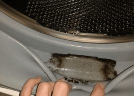Hoe schimmel uit een manchet in een wasmachine te verwijderen