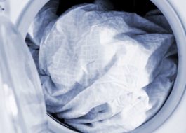 Cách cho khăn trải giường vào máy giặt đúng cách