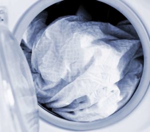 Kā pareizi ievietot gultas veļu veļas mašīnā?
