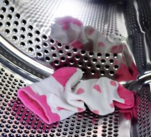 Examen de la machine à laver les chaussettes et les culottes