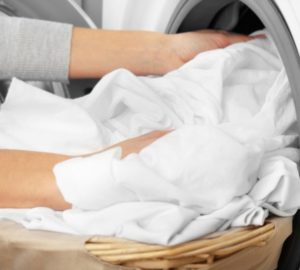 Blanquear la ropa de cama en una lavadora automática.