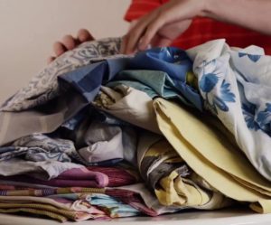 Колко комплекта спално бельо можете да поставите в пералня?