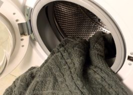 Lavando um suéter de acrílico em uma máquina de lavar