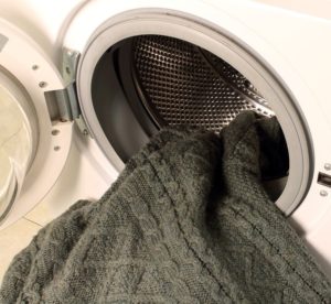Giặt áo len acrylic trong máy giặt