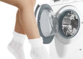 ซักถุงเท้าสีขาวในเครื่องซักผ้า