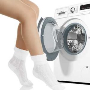Lavando meias brancas na máquina de lavar
