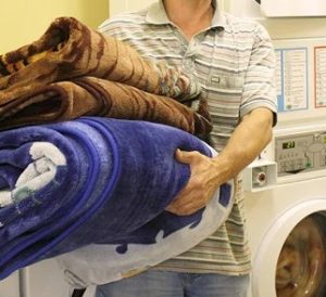 Πλύσιμο μιας μεγάλης κουβέρτας στο πλυντήριο