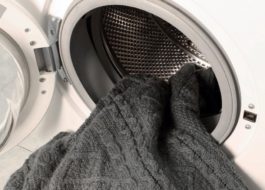 Vasker en strikket cardigan i vaskemaskinen