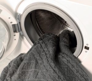 Pranje pletenog kardigana u perilici rublja