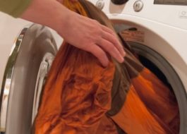 Lavando uma jaqueta de esqui em uma máquina de lavar