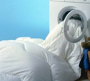 Een dubbele deken wassen in de wasmachine