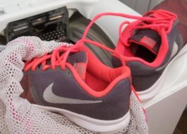 כביסה של נעלי ספורט של נייקי במכונת הכביסה