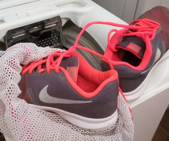 Spălarea adidașilor Nike în mașina de spălat
