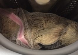 Washing filament curtains in a washing machine