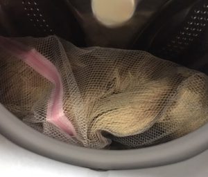 Πλύσιμο κουρτινών με νήματα σε πλυντήριο