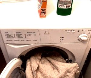 Een polyester deken wassen in de wasmachine