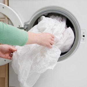 Pranie obliečky na perinu v práčke