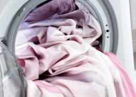 ซักผ้าปูที่นอนในเครื่องซักผ้า