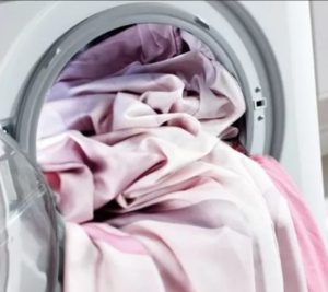 ซักผ้าปูที่นอนในเครื่องซักผ้า
