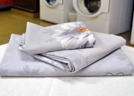 Poplīna gultas veļas mazgāšana veļas mašīnā