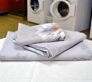 Giặt khăn trải giường bằng vải poplin trong máy giặt