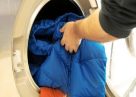 Lavar uma jaqueta feita de penugem biológica em uma máquina de lavar
