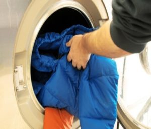 Paghuhugas ng down jacket na gawa sa bio-down sa washing machine