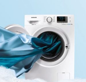 Een zijden deken wassen in een wasmachine