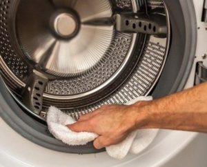 Limpando a máquina de lavar com remédios populares