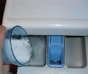Hvad kan du tilføje til din vaskemaskine for at blege?