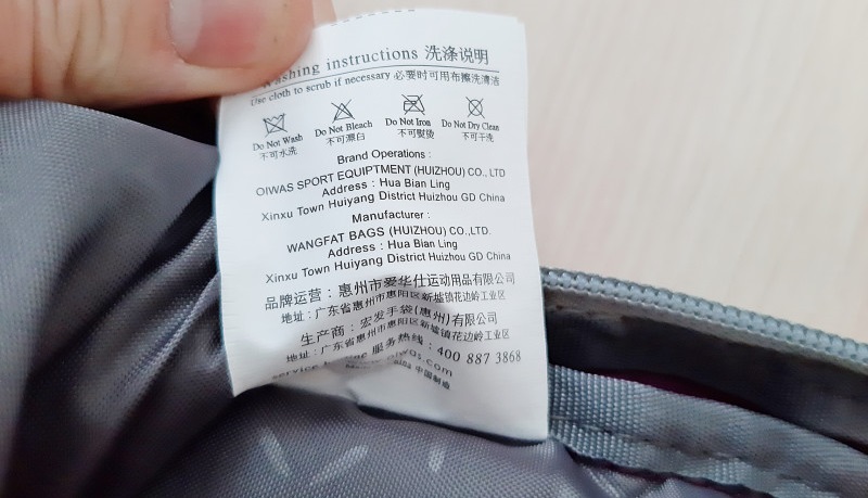 regarde l'étiquette sur le sac à dos