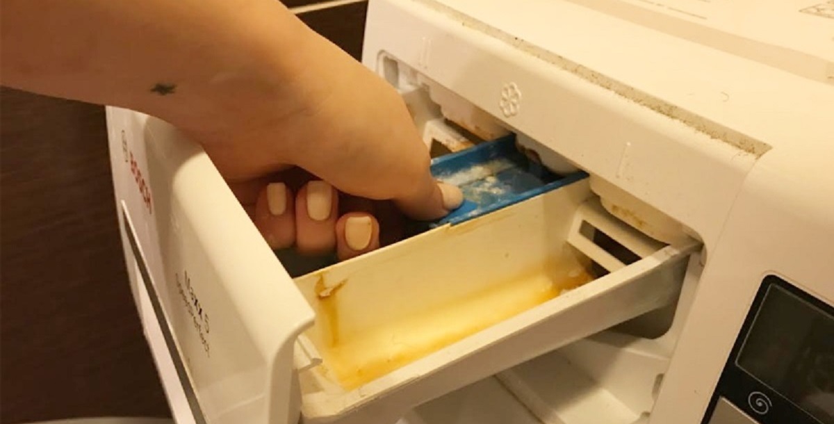 how to remove the powder tray
