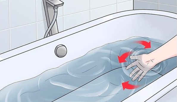 piepildiet vannu ar siltu ūdeni