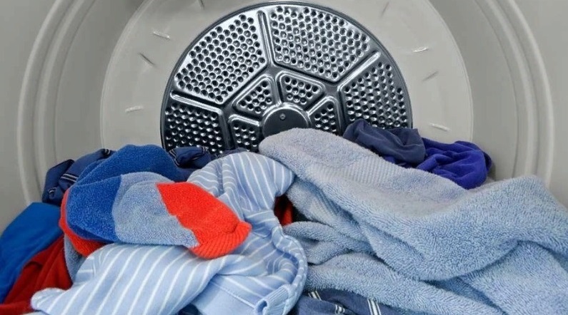 μην αποθηκεύετε βρώμικα ρούχα στον κάδο