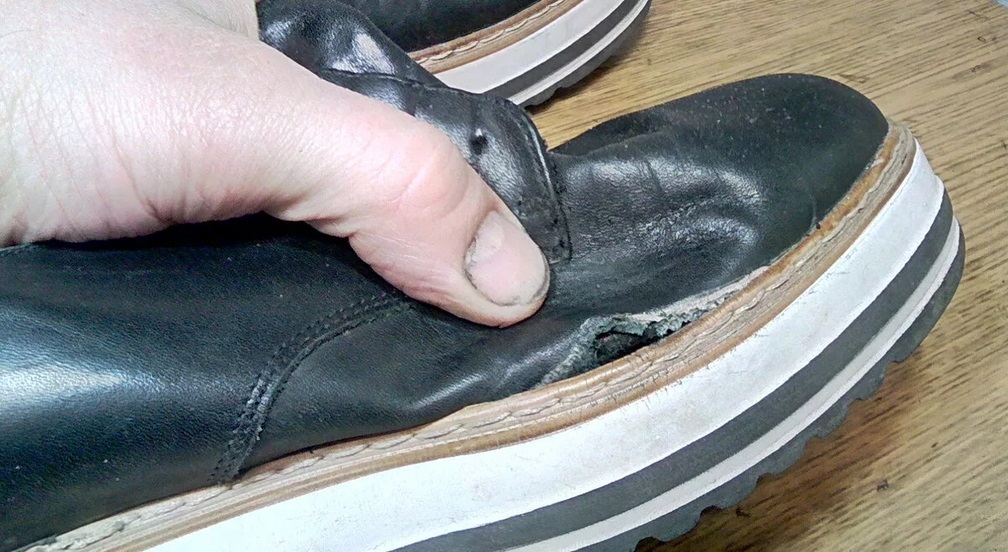 No lave zapatillas de cuero rotas