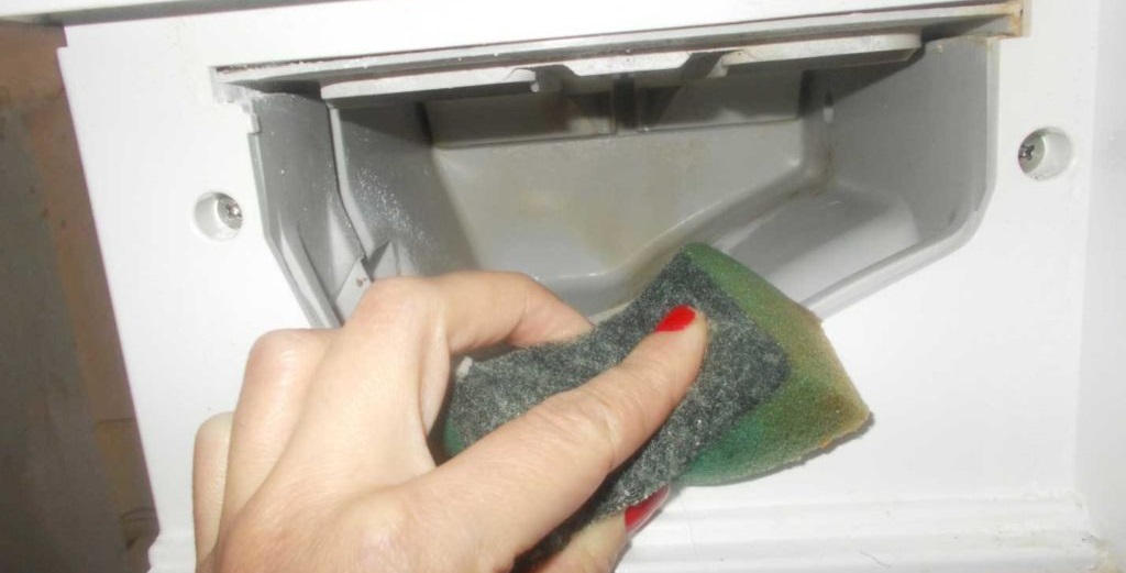 pulire regolarmente il dispenser e il vassoio