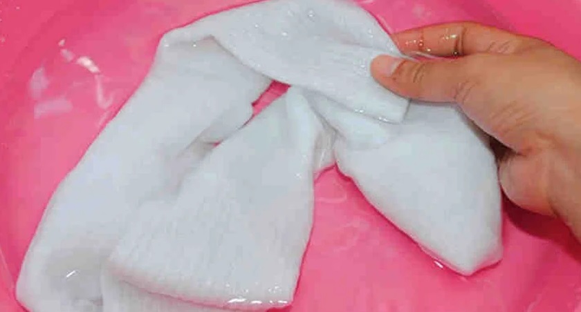 prať ponožky ručne