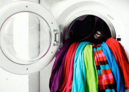 Как да перете цветни дрехи в пералня