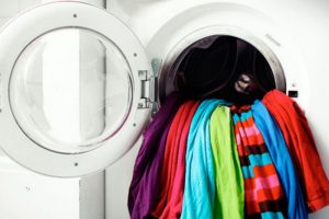 איך לכבס פריטים צבעוניים במכונת כביסה?