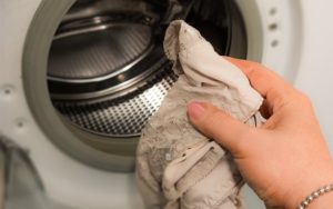 É possível lavar apenas uma peça na máquina de lavar?