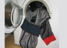 Lavando um agasalho em uma máquina de lavar