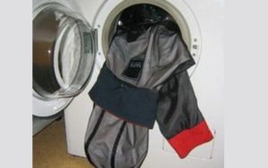 Een trainingspak wassen in een wasmachine