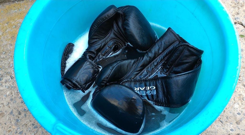 remojar los guantes en agua fría