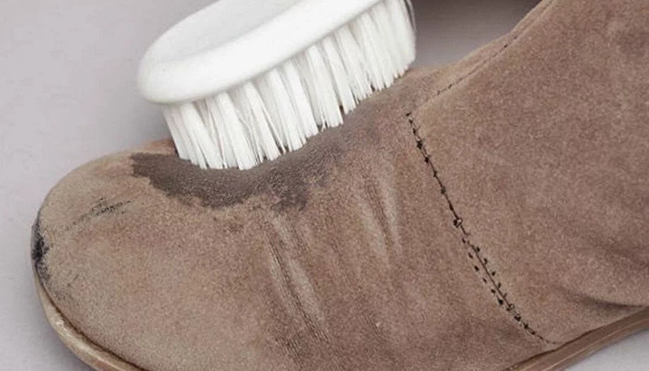 gli stivali di pelle scamosciata necessitano di essere puliti
