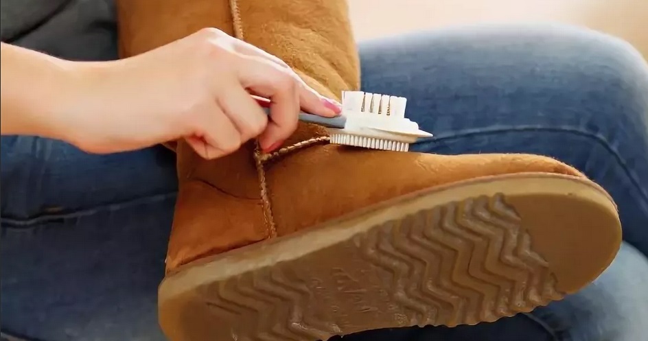 come pulire correttamente gli stivali di camoscio